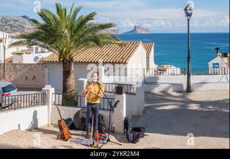 Musiciens de rue dans le vieux centre-ville d'Altea avec ses rues étroites et escarpées pittoresques et ses maisons blanches typiques Banque D'Images