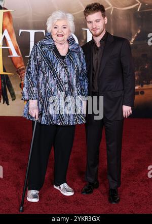 HOLLYWOOD, LOS ANGELES, CALIFORNIE, États-Unis - 18 NOVEMBRE : June Squibb et Fred Hechinger arrivent à la première à Los Angeles de 'Gladiator II'' de Paramount Pictures qui s'est tenue au TCL Chinese Theatre IMAX le 18 novembre 2024 à Hollywood, Los Angeles, Californie, États-Unis. (Photo de Xavier Collin/image Press Agency) Banque D'Images