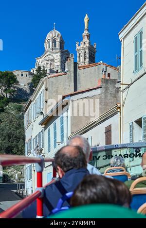 Marseille. France - 19 novembre 2024 : cette image met en valeur la basilique notre-Dame de la Garde à Marseille, connue pour sa statue dorée et ses impresses Banque D'Images