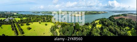 Panorama de la maison Antony et du viaduc Forder sur la rivière Lynher et l'estuaire de la rivière Tamar depuis un drone, Woodland Garden and Woodland Walk, Torpoint, Cornw Banque D'Images