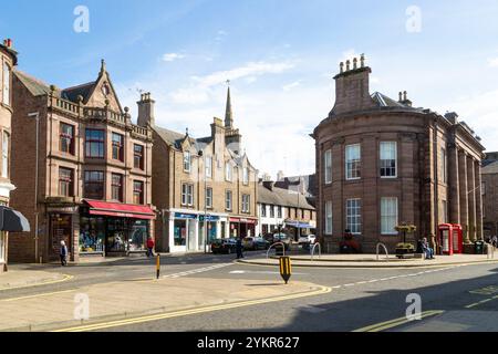 Castle Street, Forfar, et l'arrière incurvé de l'hôtel de ville, Angus, Écosse Banque D'Images