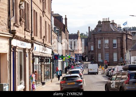 Castle Street, Forfar, et l'arrière incurvé de l'hôtel de ville, Angus, Écosse Banque D'Images