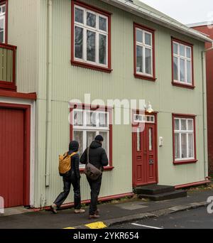Couple marchant dans une rue à Reykjavík, Islande Banque D'Images