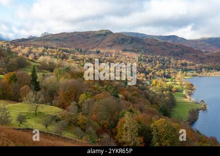 Argent Comment un Wainwright central est tombé et Grasmere dans le parc national du Lake District, Cumbria, Royaume-Uni Banque D'Images