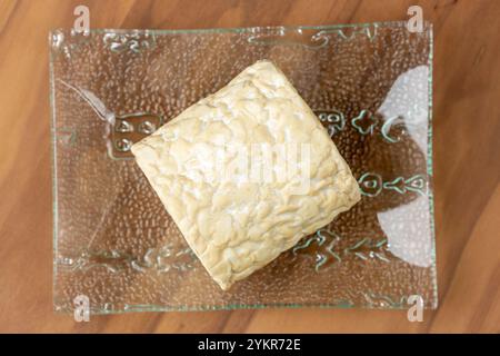 Le tempeh ou tempe est un aliment traditionnel indonésien à base de soja fermenté Banque D'Images