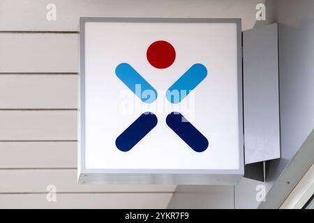 Augsbourg, Bavière, Allemagne - 18 novembre 2024 : logo TARGOBANK sur la succursale bancaire d'Augsbourg *** Targobank-logo an der Bank-filiale d'Augsbourg Banque D'Images