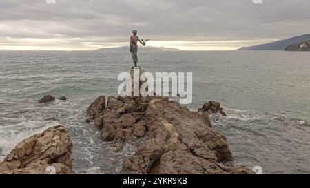 Statue de bronze de Maiden avec la mouette à la côte rocheuse de la mer Adriatique site historique Opatija Croatie Banque D'Images