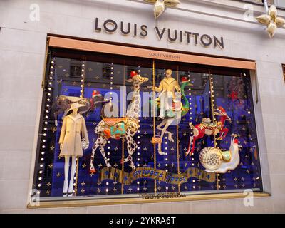 Présentoir de Noël Louis Vuitton, Bond Street, Londres, Royaume-Uni Banque D'Images