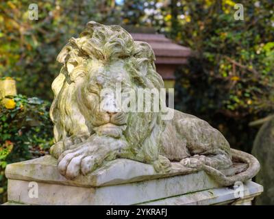 La pierre tombale du lion de Bostock dans le cimetière d'Abney Park, Londres, Royaume-Uni Banque D'Images