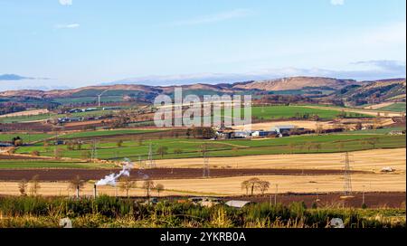 Dundee, Tayside, Écosse, Royaume-Uni. 19 novembre 2024. Météo britannique : le soleil froid et lumineux de novembre ainsi que le gel du sol créent un magnifique paysage de fin d'automne de Dundee Strathmore Valley et Sidlaw Hills en Écosse. Crédit : Dundee Photographics/Alamy Live News Banque D'Images