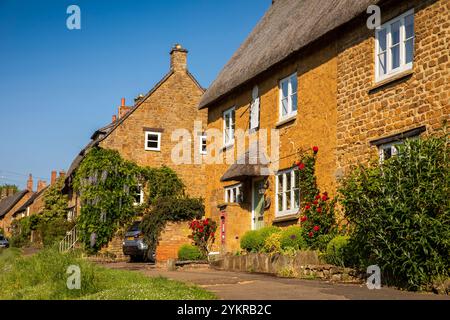 Royaume-Uni, Angleterre, Oxfordshire, Wroxton, main Street, le vieux bureau de poste maison traditionnelle en chaume Banque D'Images