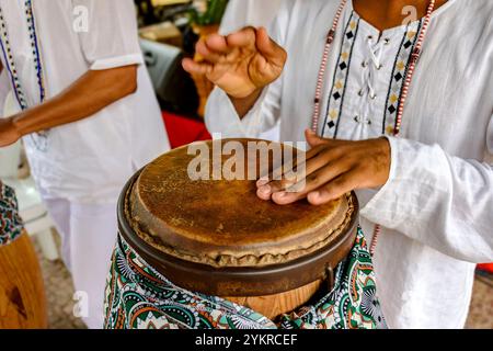 L'Atabaque est un instrument de percussion d'origine africaine, très répandu au Brésil et utilisé dans tous les types de manifestations culturelles et religieuses. Banque D'Images