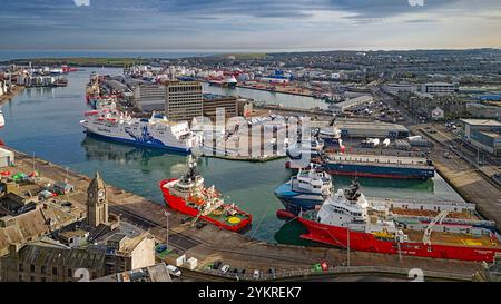 Aberdeen Écosse grands navires de ravitaillement de plates-formes pétrolières colorées amarrés dans le port de Regent Quay Banque D'Images