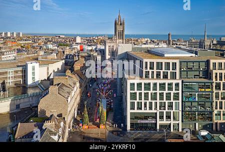 Aberdeen Écosse la foire d'hiver ou village de Noël à Upperkirkgate et Broad Street Banque D'Images