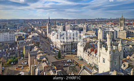 Aberdeen Écosse vue sur la Tour de l'Armée du Salut Mercat Cross Christmas Tree Castle Street et la Town House Clock Tower Banque D'Images