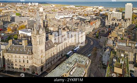 Aberdeen Écosse vue sur la Mercat Cross et Square Christmas Tree Castle Street et la Town House Clock Tower Banque D'Images