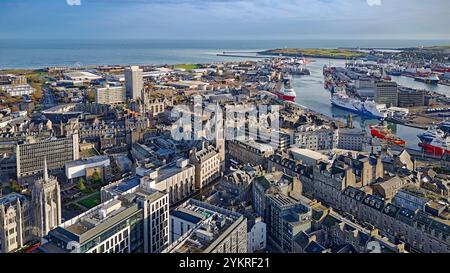 Aberdeen Écosse vue sur Union Street The Town House Tower vers le port et la plage Banque D'Images