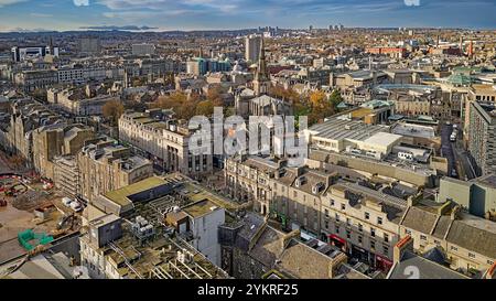 Aberdeen Écosse vue sur Union Street jusqu'à la chapelle Mary entourée d'arbres en automne Banque D'Images