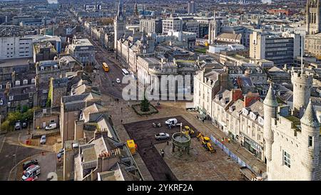 Aberdeen Écosse admirez la Tour de l'Armée du Salut Mercat Cross Christmas Tree Castle Street et Town House Clock Tower Banque D'Images