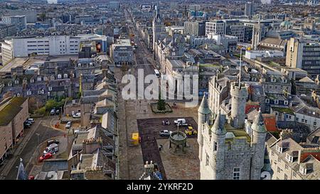 Aberdeen Écosse vue sur la tour de l'Armée du Salut Mercat Cross Christmas Tree Union Street et Town House Clock Tower Banque D'Images