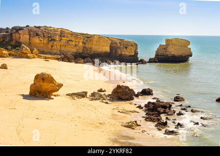 Belle vue sur l'océan par la côte à la plage de São Rafael, Albufeira, Algarve- Portugal Banque D'Images