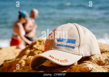 Casquette de baseball No stress avec océan et des gens flous en arrière-plan, Sal, Cap-Vert Banque D'Images