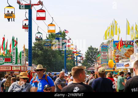 Columbus, Ohio, États-Unis - 5 août 2023 : les gens profitent d'une journée à la foire de l'État de l'Ohio marchant à mi-chemin avec le planeur au-dessus. Banque D'Images