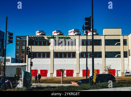 Camionnettes mobiles sur le toit d'un bâtiment Banque D'Images