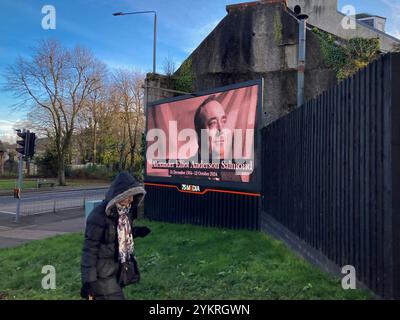 Gourock, Écosse, 19 novembre 2024. Un panneau d'affichage électronique montre une image commémorative de l'ancien premier ministre écossais Alex Salmond, et ancien chef du Parti national écossais et du Parti ALBA, qui est décédé subitement en Macédoine, à Gourock, en Écosse, le 19 novembre 2024. Crédit : Jeremy Sutton-Hibbert/ Alamy Live News. Banque D'Images