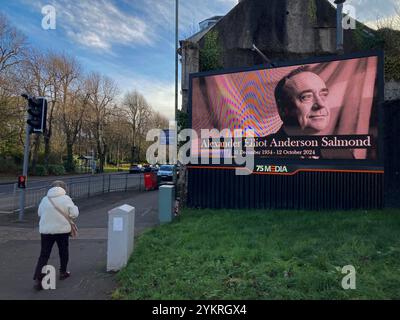 Gourock, Écosse, 19 novembre 2024. Un panneau d'affichage électronique montre une image commémorative de l'ancien premier ministre écossais Alex Salmond, et ancien chef du Parti national écossais et du Parti ALBA, qui est décédé subitement en Macédoine, à Gourock, en Écosse, le 19 novembre 2024. Crédit : Jeremy Sutton-Hibbert/ Alamy Live News. Banque D'Images