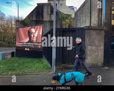 Gourock, Écosse, 19 novembre 2024. Un panneau d'affichage électronique montre une image commémorative de l'ancien premier ministre écossais Alex Salmond, et ancien chef du Parti national écossais et du Parti ALBA, qui est décédé subitement en Macédoine, à Gourock, en Écosse, le 19 novembre 2024. Crédit : Jeremy Sutton-Hibbert/ Alamy Live News. Banque D'Images