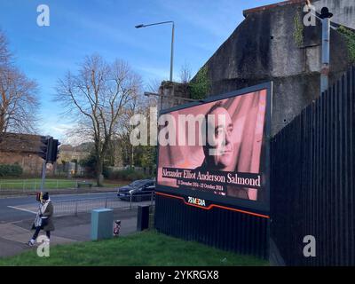 Gourock, Écosse, 19 novembre 2024. Un panneau d'affichage électronique montre une image commémorative de l'ancien premier ministre écossais Alex Salmond, et ancien chef du Parti national écossais et du Parti ALBA, qui est décédé subitement en Macédoine, à Gourock, en Écosse, le 19 novembre 2024. Crédit : Jeremy Sutton-Hibbert/ Alamy Live News. Banque D'Images