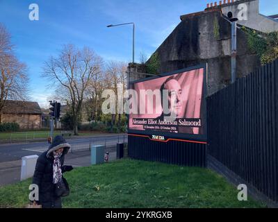 Gourock, Écosse, 19 novembre 2024. Un panneau d'affichage électronique montre une image commémorative de l'ancien premier ministre écossais Alex Salmond, et ancien chef du Parti national écossais et du Parti ALBA, qui est décédé subitement en Macédoine, à Gourock, en Écosse, le 19 novembre 2024. Crédit : Jeremy Sutton-Hibbert/ Alamy Live News. Banque D'Images