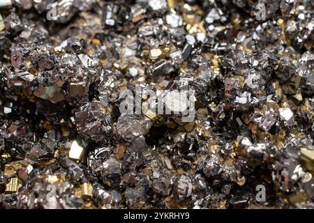 Fleur minérale de pyrite couleur noire et dorée Soft Focus gros plan, motif abstrait Banque D'Images