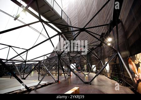 Gasomètre Oberhausen. Christo installation, exposition 'Big Air Package' à l'intérieur du gazomètre, un ancien réservoir de gaz. Allemagne- vvbvanbree fotografie. Banque D'Images