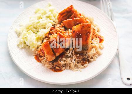 Morue de style coréen en sauce avec riz et salade de poireaux Banque D'Images