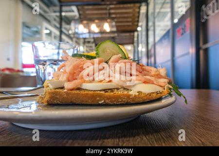 Sandwich avec crevettes pelées et mayonnaise dans un café de Katrineholm suède Banque D'Images