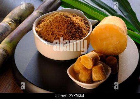 Poudre de jaggery, sucre brun, cubes de canne à sucre dans un bol, poudre de jaggery est une alternative du sucre et de sa poudre sans produit chimique. Banque D'Images