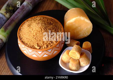 Poudre de jaggery, sucre brun, cubes de canne à sucre dans un bol, poudre de jaggery est une alternative du sucre et de sa poudre sans produit chimique. Banque D'Images