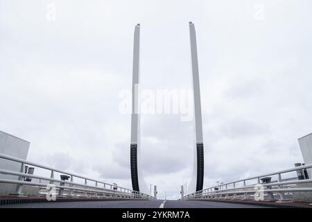 L'ouverture officielle par la Princesse Royale du pont Gull Wing à Lowestoft, Suffolk, le plus grand pont basculant roulant du monde, soulevé à l'aide de vérins hydrauliques. Date de la photo : mardi 19 novembre 2024. Banque D'Images