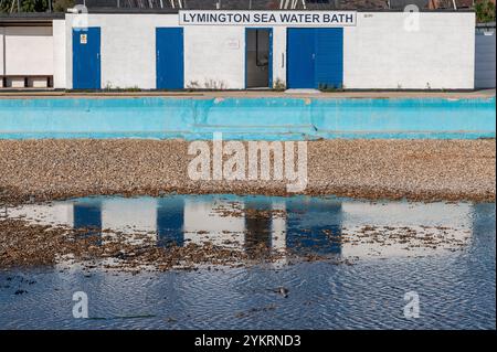 Lymington bains d'eau de mer, piscine d'eau salée vidée pour la saison d'hiver à Lymington dans la nouvelle forêt hampshire, Royaume-Uni Banque D'Images