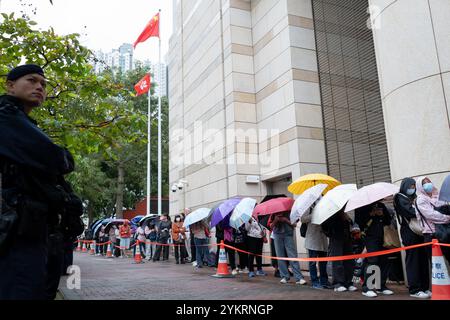 Hong Kong, Chine. 19 novembre 2024. Les gens font la queue devant les tribunaux de West Kowloon. Parmi les 47 militants et anciens législateurs, 14 ont été accusés de conspiration en vue de subvertir le pouvoir de l'État en vertu de la loi sur la sécurité nationale, dont 14 ont été condamnés en mai et deux ont été acquittés. Trente et une personnes avaient plaidé coupables. 45 militants et anciens législateurs sont sur le point d'être condamnés dans un procès historique de sécurité nationale, dans lequel la plupart d'entre eux étaient en détention provisoire depuis plus de trois ans. (Photo de David Chan/SOPA images/SIPA USA) crédit : SIPA USA/Alamy Live News Banque D'Images