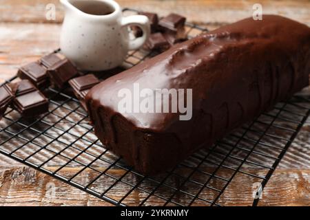 Savoureux gâteau éponge et morceaux de chocolat sur la table en bois, gros plan Banque D'Images