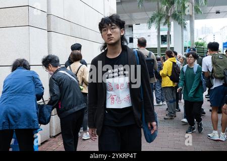 Hong Kong, Chine. 19 novembre 2024. Un partisan sort de la cour de West Kowloon. Parmi les 47 militants et anciens législateurs, 14 ont été accusés de conspiration en vue de subvertir le pouvoir de l'État en vertu de la loi sur la sécurité nationale, dont 14 ont été condamnés en mai et deux ont été acquittés. Trente et une personnes avaient plaidé coupables. 45 militants et anciens législateurs sont sur le point d'être condamnés dans un procès historique de sécurité nationale, dans lequel la plupart d'entre eux étaient en détention provisoire depuis plus de trois ans. (Photo de David Chan/SOPA images/SIPA USA) crédit : SIPA USA/Alamy Live News Banque D'Images