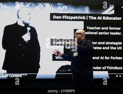 Dan Fitzpatrick, l'éducateur ai, donne une conférence à Benfleet, Essex © Clarissa Debenham (film Free Photography) / Alamy Banque D'Images