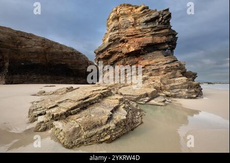 Formations rocheuses géologiques sur Playa de Las Catedrales (plage des cathédrales), Galice, Espagne Banque D'Images