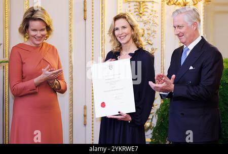 Bruxelles, Belgique. 19 novembre 2024. La Reine Mathilde de Belgique, Anouchka de Bellefroid de Scarmuse (visagiste) et le Roi Philippe - Filip de Belgique posent pour le photographe lors d'une réception royale avec les nouveaux fournisseurs titulaires d'un "mandat royal" (brevet van Hofleverancier - brevet de Fournisseurs de la cour), au Palais Royal, à Bruxelles, mardi 19 novembre 2024. BELGA PHOTO BENOIT DOPPAGNE crédit : Belga News Agency/Alamy Live News Banque D'Images