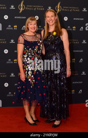 Melbourne, Australie. 18 novembre 2024. Kim Brennan (à droite) assiste au tapis rouge pour le dîner de gala d'induction et de remise des prix du Sport Australia Hall of Fame au Crown palladium, Melbourne. (Photo de Alexander Bogatyrev/SOPA images/SIPA USA) crédit : SIPA USA/Alamy Live News Banque D'Images