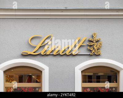 Logo Lindt à l'extérieur d'un magasin. Grande signalisation de la chocolatier suisse et de la confiserie en gros plan. Banque D'Images