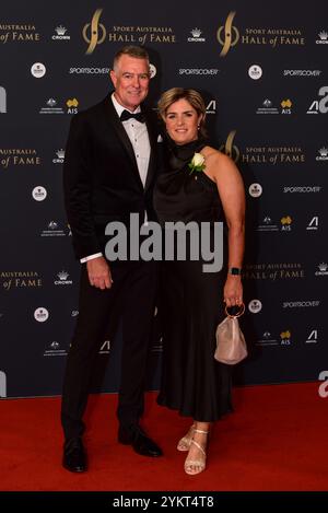 Melbourne, Australie. 18 novembre 2024. Karen Murphy (à droite) sur le tapis rouge pour le dîner de gala d'induction et de remise des prix du Sport Australia Hall of Fame au Crown palladium, Melbourne. (Photo de Alexander Bogatyrev/SOPA images/SIPA USA) crédit : SIPA USA/Alamy Live News Banque D'Images